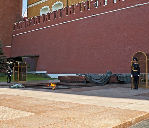 Завершен монтаж системы автоматического полива на территории Александровского сада Московского Кремля.